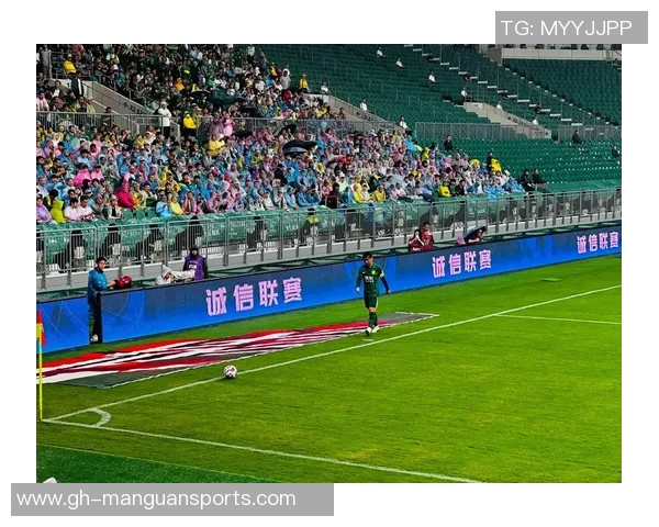 中国足球传奇老球星重聚合影见证岁月风采与辉煌历史 中国足球传奇老球星重聚合影见证岁月风采与辉煌历史