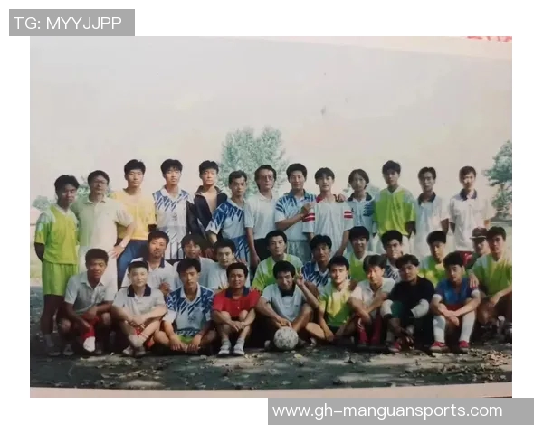 年轻时英俊迷人的足球球星们 他们的帅照见证了青春与热血的岁月 年轻时英俊迷人的足球球星们 他们的帅照见证了青春与热血的岁月